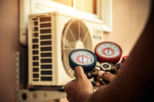 Professional Ac Installation technician working in Mc Dade, TX